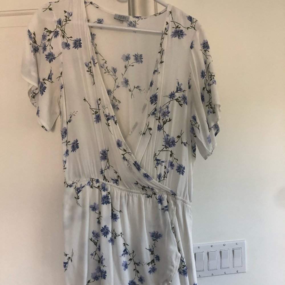 TOBI Medium White Floral Print Worn Once